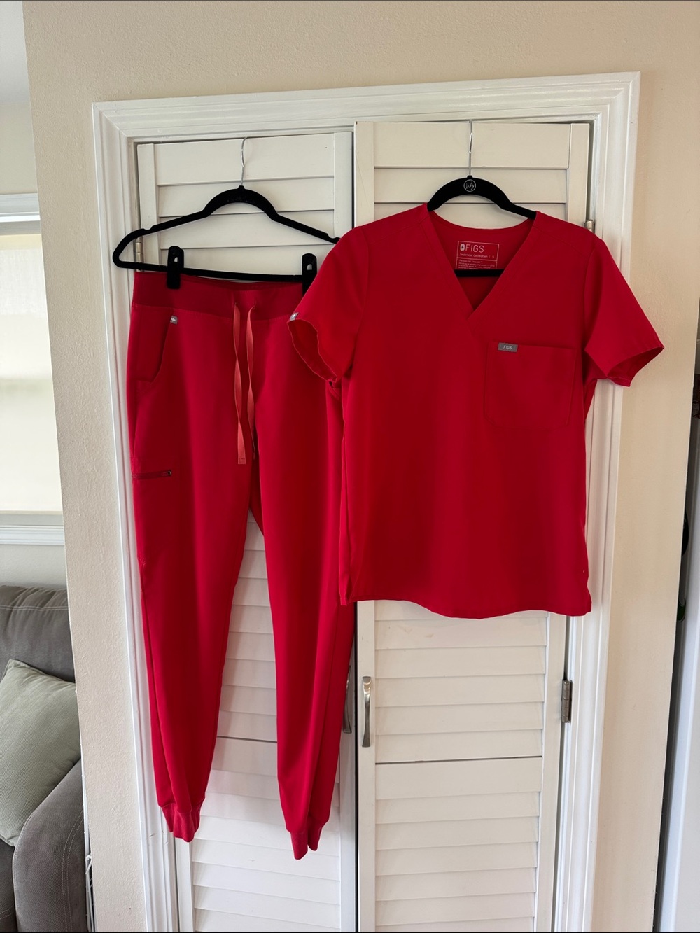 Figs red scrub set